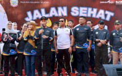 Pjs Wali Kota Arwin Azis Ikut Meriahkan Jalan Sehat HUT Sulsel 