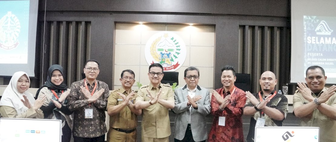 Empat orang peserta mengikuti uji kelayakan dan kepatutan sebagai Calon Direktur Utama PT Jaminan Kredit Daerah (Jamkrida) Sulawesi Selatan (Sulsel), di ruang Assessment Center, Unit Pelaksana Teknis (UPT) Penilaian Potensi dan Kompetensi, Badan Kepegawaian Daerah (BKD) Sulsel, Senin, 14 Oktober 2024.

