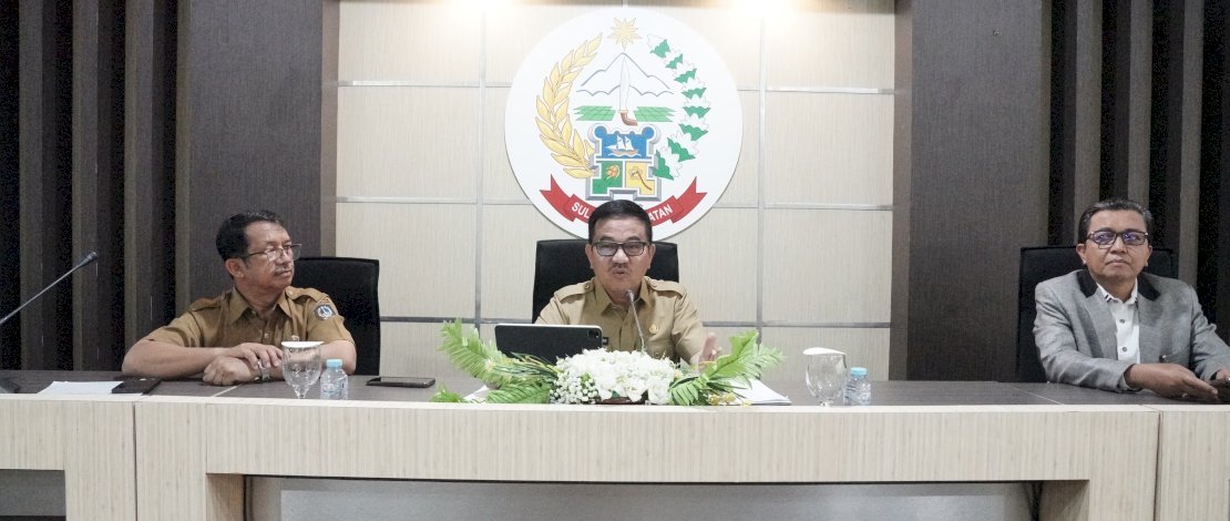 Sekda Sulsel, Jufri Rahman, menjadi penguji dalam pelaksanaan UKK calon Direktur Utama PT Jamkrida Sulsel, di ruang Assesment Center UPT Penilaian Potensi dan Kompetensi, BKD Sulsel, Senin, 14 Oktober 2024.
