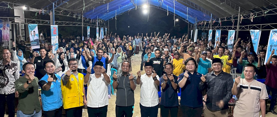 Ratusan masyarakat Desa Simpursia, Kecamatan Pammana menyambut hangat kehadiran calon Gubernur Sulsel nomor urut 2, Andi Sudirman Sulaiman, di Kabupaten Wajo, Minggu malam, 13 Oktober 2024.
Ratusan masyarakat Desa Simpursia, Kecamatan Pammana menyambut hangat kehadiran calon Gubernur Sulsel nomor urut 2, Andi Sudirman Sulaiman, di Kabupaten Wajo, Minggu malam, 13 Oktober 2024.