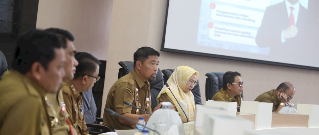 Pjs Wali Kota Makassar, Andi Arwin Azis, membuka Rapat Koordinasi Tim Percepatan Penurunan Stunting (TPPS) yang berlangsung di Hotel Horison Ultima, Senin, 14 Oktober 2024. 
