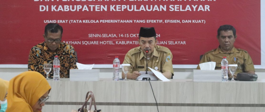Pemerintah Kabupaten Kepulauan Selayar melalui Dinas DP2KAPKB berkolaborasi dengan USAID ERAT menggelar Penguatan Kapasitas Pemangku Kepentingan Dalam Pemantauan dan Pencegahan Perkawinan Anak di Kepulauan Selayar, di Hotel Rayhan Square, Senin, 14 Oktober 2024. Pemerintah Kabupaten Kepulauan Selayar melalui Dinas DP2KAPKB berkolaborasi dengan USAID ERAT menggelar Penguatan Kapasitas Pemangku Kepentingan Dalam Pemantauan dan Pencegahan Perkawinan Anak di Kepulauan Selayar, di Hotel Rayhan Square, Senin, 14 Oktober 2024.