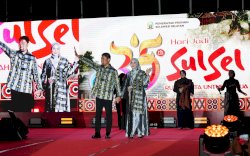Pjs Wali Kota Makassar Meriahkan Fashion Show di HUT Sulsel ke-355