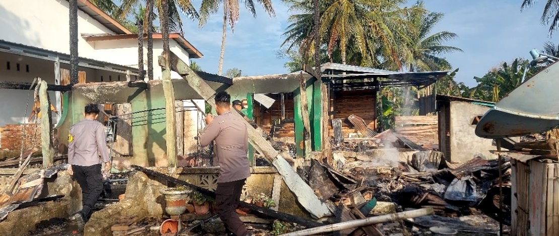 Kebakaran hebat menghanguskan dua unit rumah di Dusun Lapong Pakke, Desa Laponrong, Kecamatan Amali, Kabupaten Bone, Kamis dini hari, 17 Oktober 2024. 