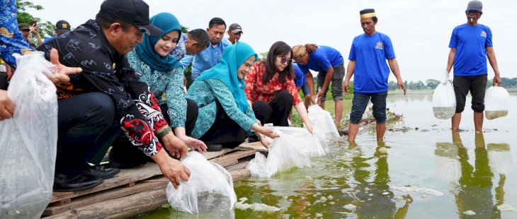 Pj Ketua PKK Sulsel Ninuk Zudan Tebar 10 Ribu Benih Ikan Nila dan Mas di Danau Mawang