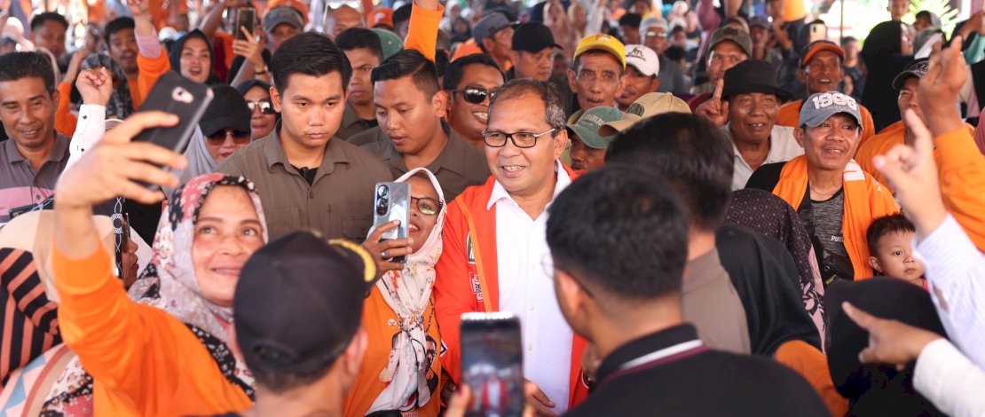 Danny Pomanto saat kampanye di Posko Induk Pemenangan DIA Wajo, Kamis, 17 Oktober 2024.
Danny Pomanto saat kampanye di Posko Induk Pemenangan DIA Wajo, Kamis, 17 Oktober 2024.