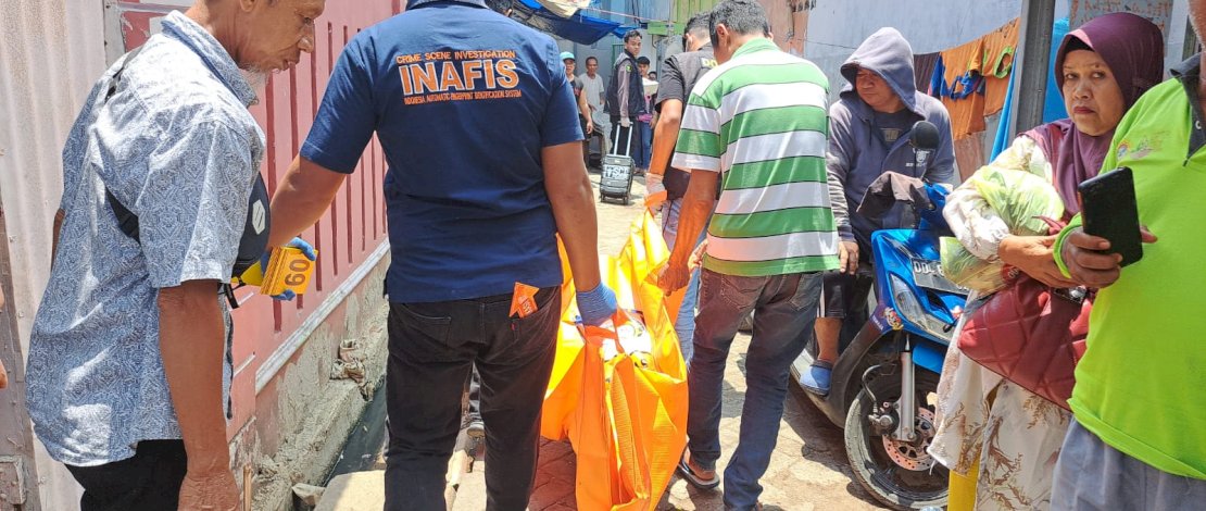 Warga Jalan Dg Tantu, Kelurahan Rappokalling, Kecamatan Tallo, Kota Makassar, dihebohkan dengan penemuan mayat pria paruh baya dengan posisi tergantung di depan pintu rumahnya, Kamis, 17 Oktober 2024. 
