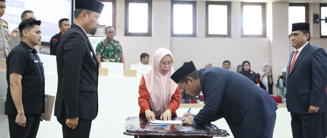 Irwan Rusfiady Adnan resmi dilantik sebagai Penjabat (Pj) Sekretaris Daerah (Sekda) Kota Makassar, menggantikan Firman Hamid Pagarra, di ruang Sipakatau Balaikota, pada Jumat, 18 Oktober 2024. Irwan Rusfiady Adnan resmi dilantik sebagai Penjabat (Pj) Sekretaris Daerah (Sekda) Kota Makassar, menggantikan Firman Hamid Pagarra, di ruang Sipakatau Balaikota, pada Jumat, 18 Oktober 2024.