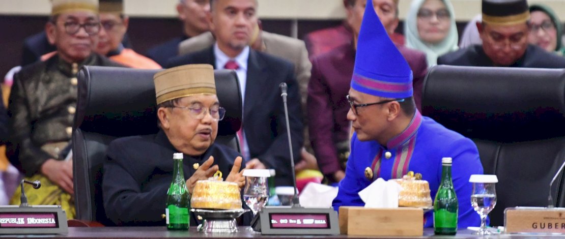 Rapat Paripurna dalam rangka memperingati Hari Ulang Tahun (HUT) ke-355 Sulawesi Selatan (Sulsel), turut dihadiri sejumlah tokoh nasional asal Sulsel. Seperti Wakil Presiden Republik Indonesia 2004-2009 dan 2014-2019, HM Jusuf Kalla.