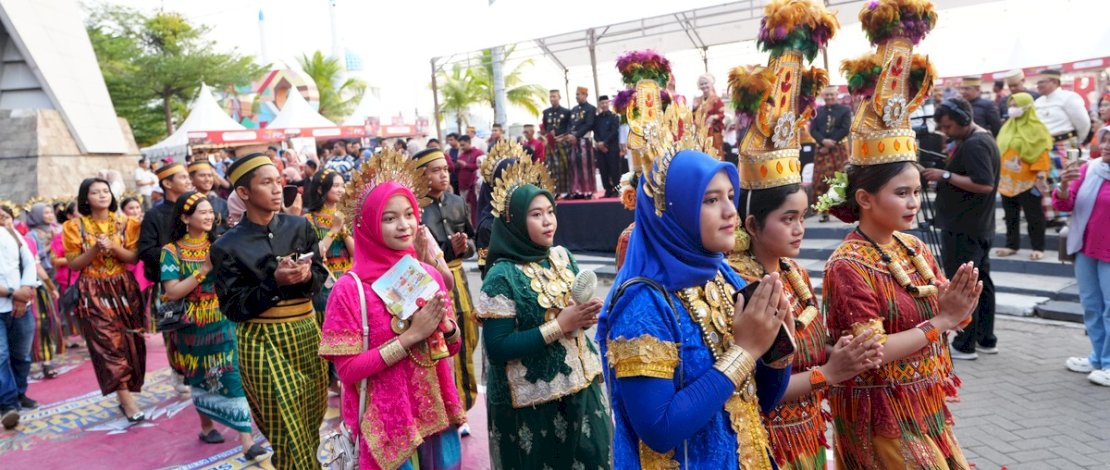 Kirab Budaya dalam rangka Hari Ulang Tahun (HUT) Sulsel ke-355 menampilkan beragam kreativitas dan semangat berbagai daerah. Kirab Budaya dalam rangka Hari Ulang Tahun (HUT) Sulsel ke-355 menampilkan beragam kreativitas dan semangat berbagai daerah.