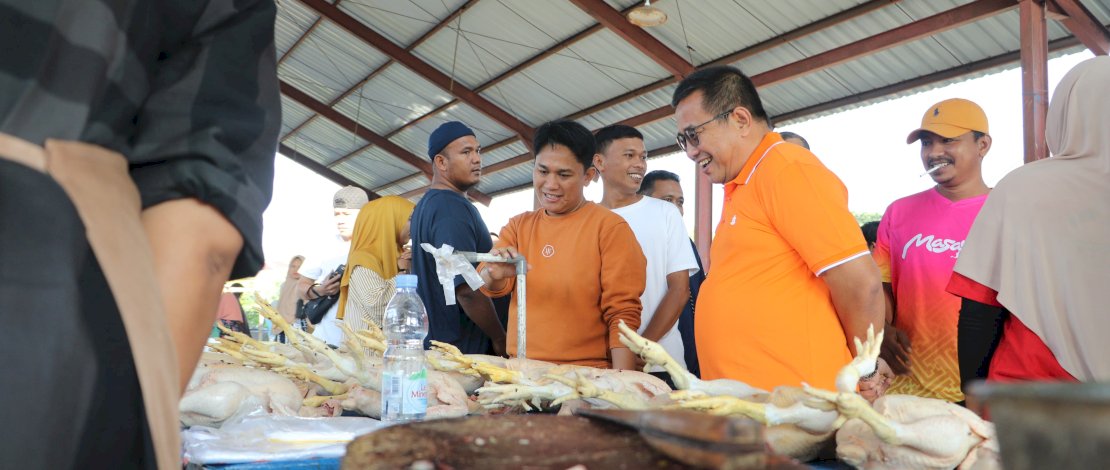 Calon Bupati Luwu Utara Muhammad Fauzi menyapa masyarakat pedagang yang ada di Pasar Kapidi, Kecmatan Mappedeceng. Minggu, 20 Oktober 2024.

