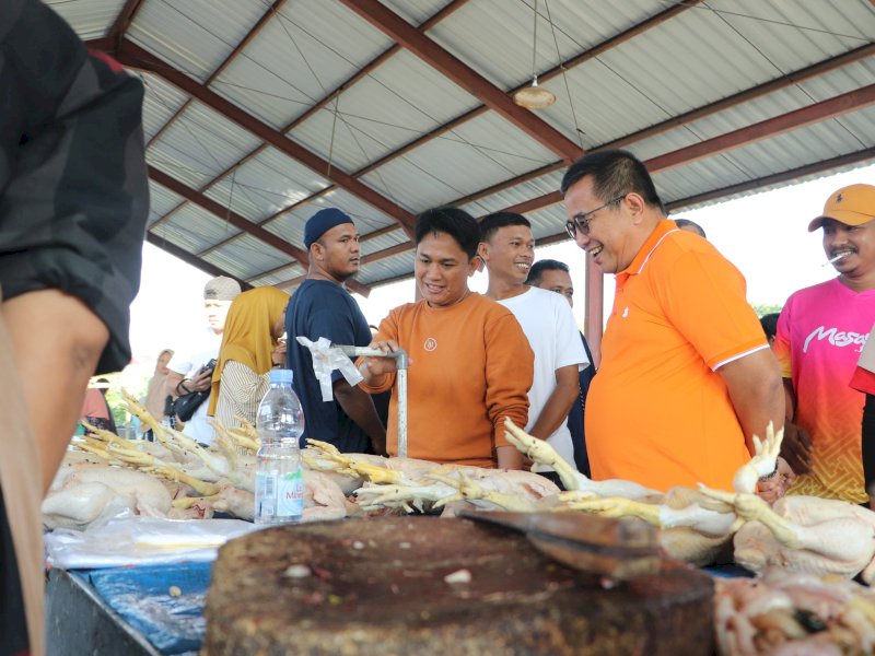 Muhammad Fauzi Temui Pedagang di Pasar Kapidi