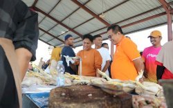 Muhammad Fauzi Temui Pedagang di Pasar Kapidi