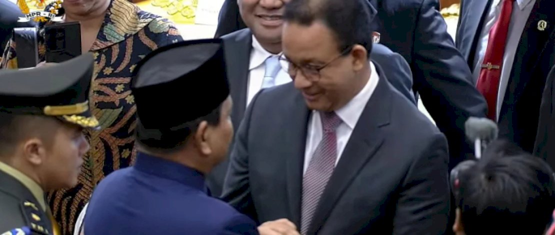 Momen Haru Pelantikan: Prabowo Subianto Salami Anies Baswedan Usai Dilantik Sebagai Presiden RI