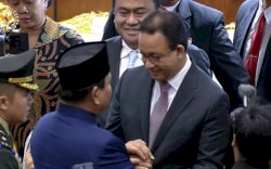Momen Haru Pelantikan: Prabowo Subianto Salami Anies Baswedan Usai Dilantik Sebagai Presiden RI