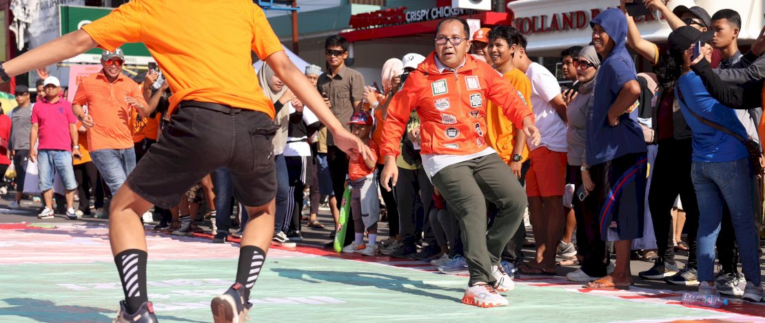 Danny juga menyempatkan diri bermain permainan tradisional asing-asing bersama masyarakat di CFD Boulevard., Minggu 20 Okt,2024