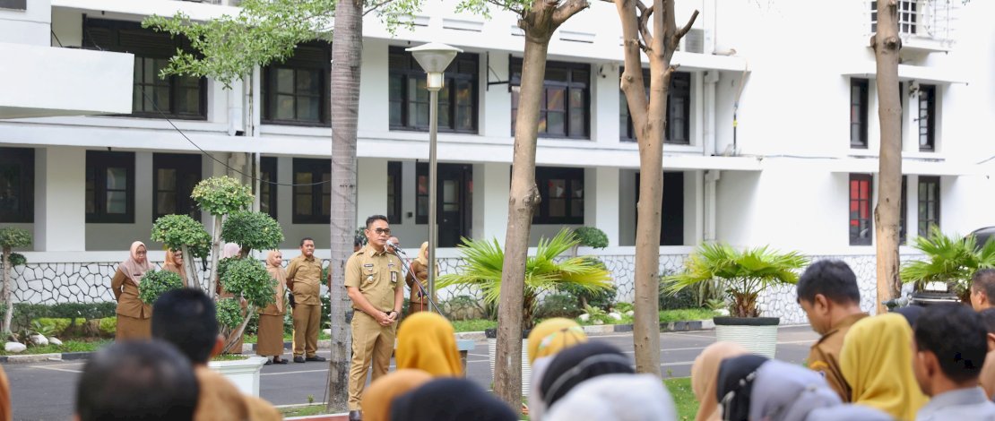 Irwan Rusfiady Adnan memimpin apel perdananya sebagai Pj Sekda Makassar di halaman kantor Balaikota pada, Senin, 21 Oktober 2024.
Irwan Rusfiady Adnan memimpin apel perdananya sebagai Pj Sekda Makassar di halaman kantor Balaikota pada, Senin, 21 Oktober 2024.