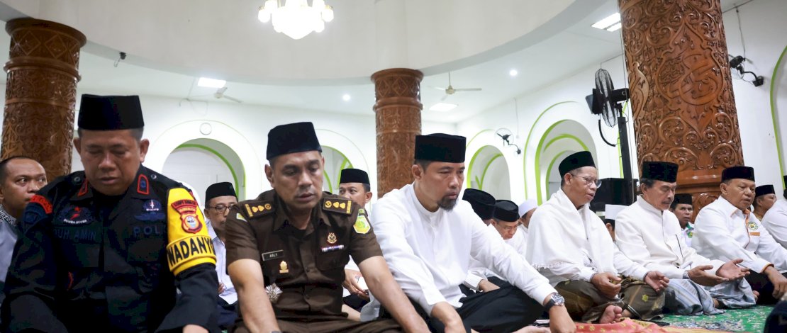 Dalam memperingati Hari Santri Nasional dan mendukung suksesnya Pilkada Serentak 2024, Penjabat Sementara (Pjs) Wali Kota Makassar, Andi Arwin Azis, mengajak seluruh elemen masyarakat untuk  mewujudkan Pilkada damai melalui kegiatan Makassar Bermunajat. 

