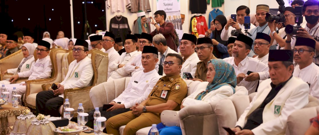 Pj Sekda Makassar Irwan Adnan Dampingi Sekprov Sulsel Jufri Rahman Buka Expo Santri 2024