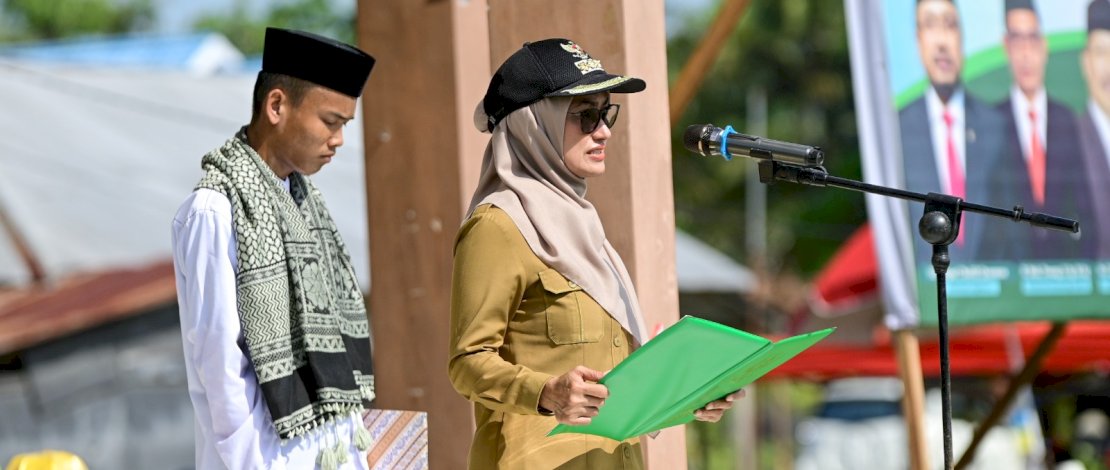 Bupati Luwu Utara, Indah Putri Indriani, saat menghadiri apel peringatan Hari Santri Nasional, di Lapangan Mulyorejo Kecamatan Sukamaju Selatan, Selasa, 22 Oktober 2024.

