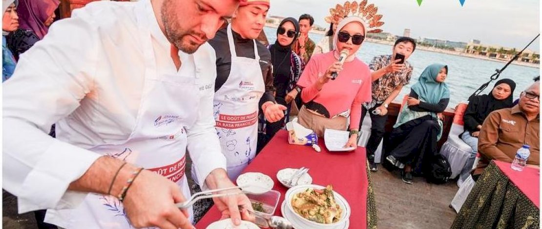 Pekan Gastronomi Prancis "Cita Rasa Prancis J'adore!" Hadirkan Demo Masak Pallumara di Atas Kapal Pinisi