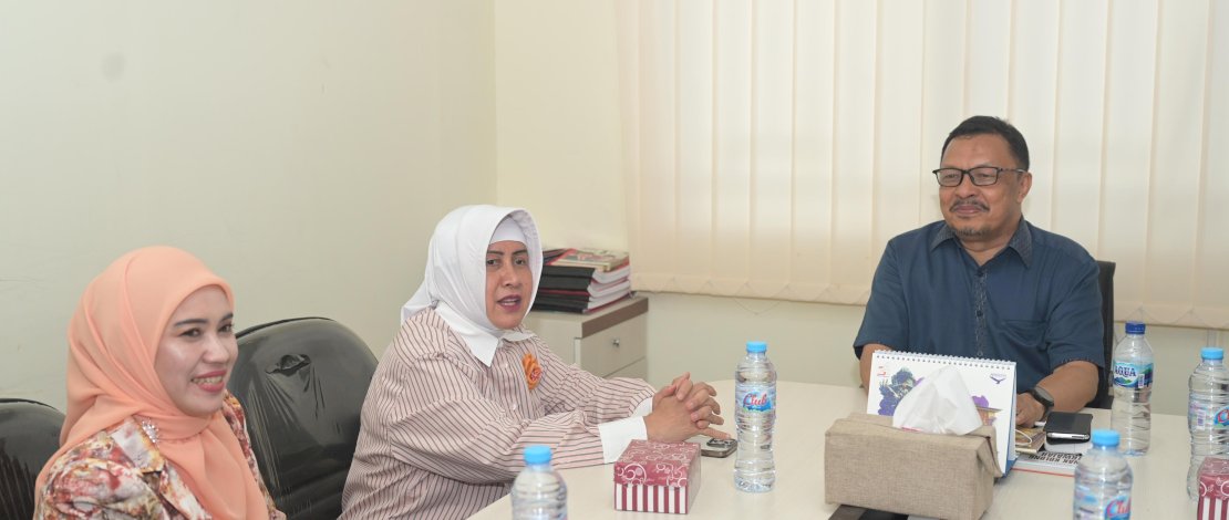 Pasangan calon Wali Kota dan Wakil Wali Kota Makassar, Indira Yusuf Ismail dan Ilham Ari Fauzi, bertemu dan bersilaturahmi dengan tokoh masyarakat Jeneponto, yang juga Ketua Umum Dewan Pengurus Pusat Kerukunan Keluarga Turatea (DPP KKT), Alimuddin, Selasa, 22 Oktober 2024.
