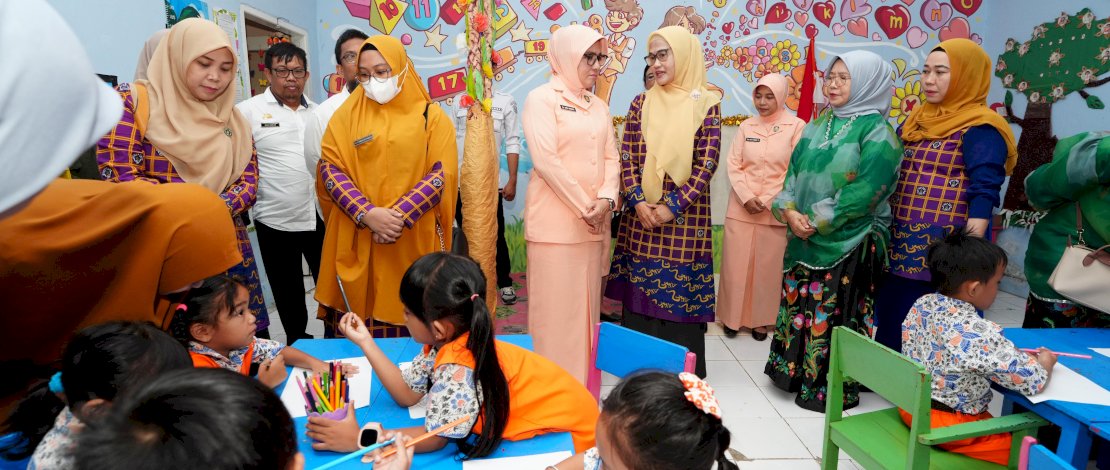 Bunda PAUD Sulsel, Ninuk Triyanti Zudan, melakukan kunjungan ke TK Angkasa 3 Mandai Lanud Hasanuddin, di Kabupaten Maros, Rabu, 23 Oktober 2024. 