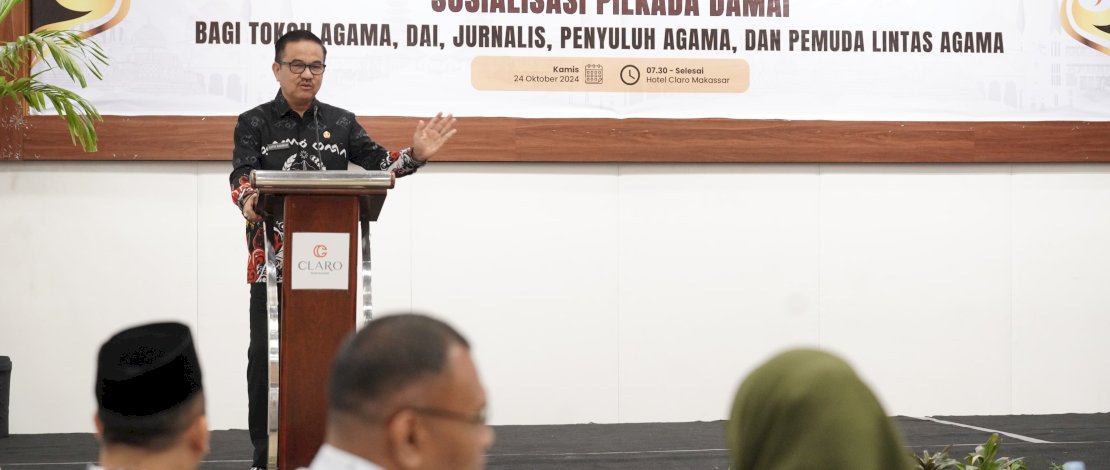 Sekretaris Daerah Provinsi Sulsel, Jufri Rahman, membuka kegiatan Sosialisasi Pilkada Damai Bagi Tokoh Agama, Dai, Jurnalis, Penyuluh Agama, dan Pemuda Lintas Agama, yang digelar Forum Komunikasi Umat Beragama (FKUB) Sulsel, di Hotel Grand Claro Makassar, Kamis 24 Oktober 2024.