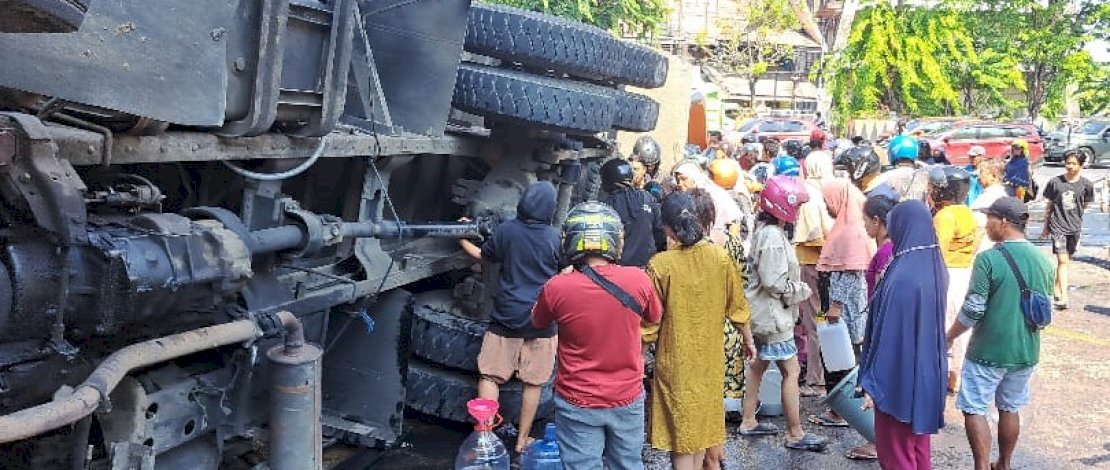 Kecelakaan truk kontainer pengangkut puluhan ton minyak goreng curah, Kamis, 24 Oktober 2024.