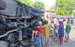 Truk Pengangkut Minyak Goreng Curah Terbalik, Ratusan Warga Berebut Tumpahan Hingga Nyaris Pingsan