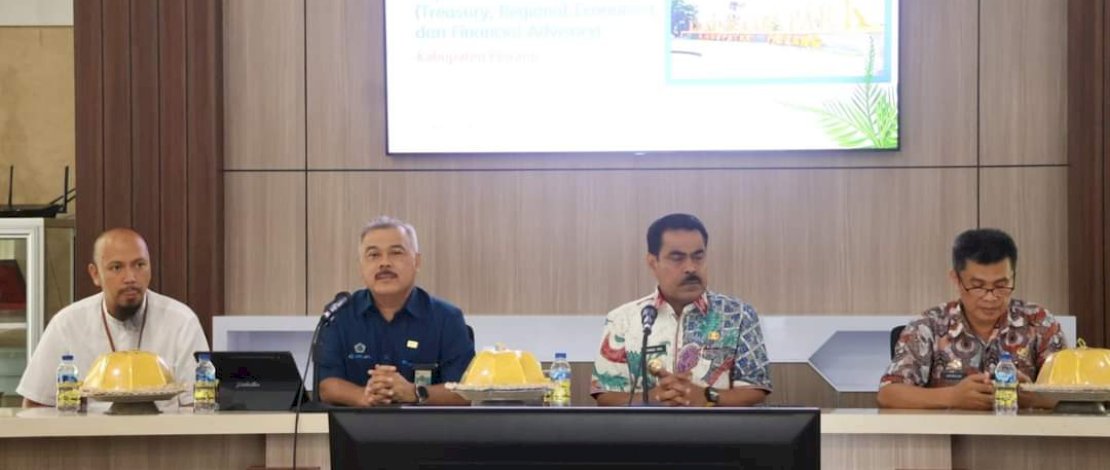 Penjabat Bupati Pinrang, Ahmadi Akil, memimpin rapat koordinasi dalam rangka Focus Group Discussion (FGD) mengenai Penyaluran Dana Transfer ke Daerah, di ruang rapat Bupati Pinrang, Kamis, 24 Oktober 2024.