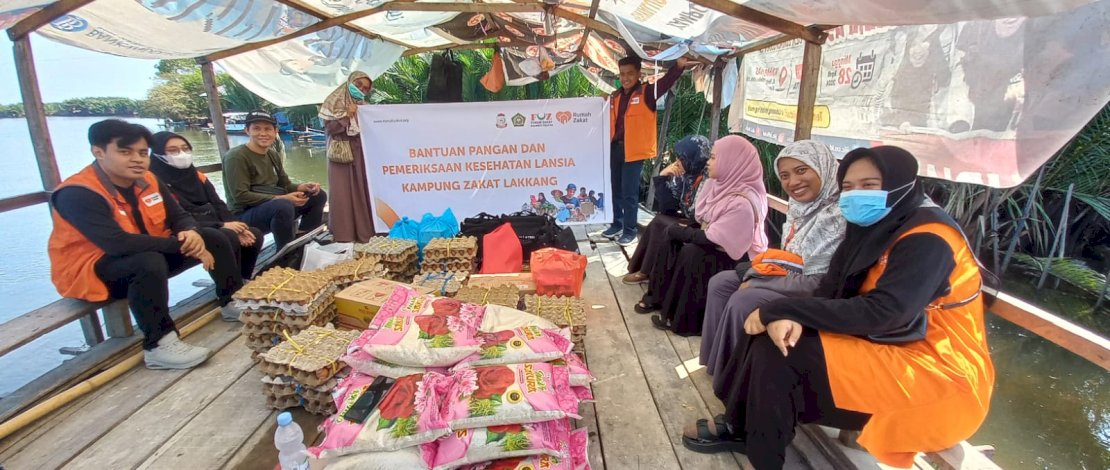 Rumah Zakat Sulsel mengadakan kegiatan pemeriksaan kesehatan dan penyaluran bantuan pangan untuk lansia, di Pulau Lakkang, Kecamatan Tallo, Kota Makassar, Kamis, 24 Oktober 2024. Rumah Zakat Sulsel mengadakan kegiatan pemeriksaan kesehatan dan penyaluran bantuan pangan untuk lansia, di Pulau Lakkang, Kecamatan Tallo, Kota Makassar, Kamis, 24 Oktober 2024.