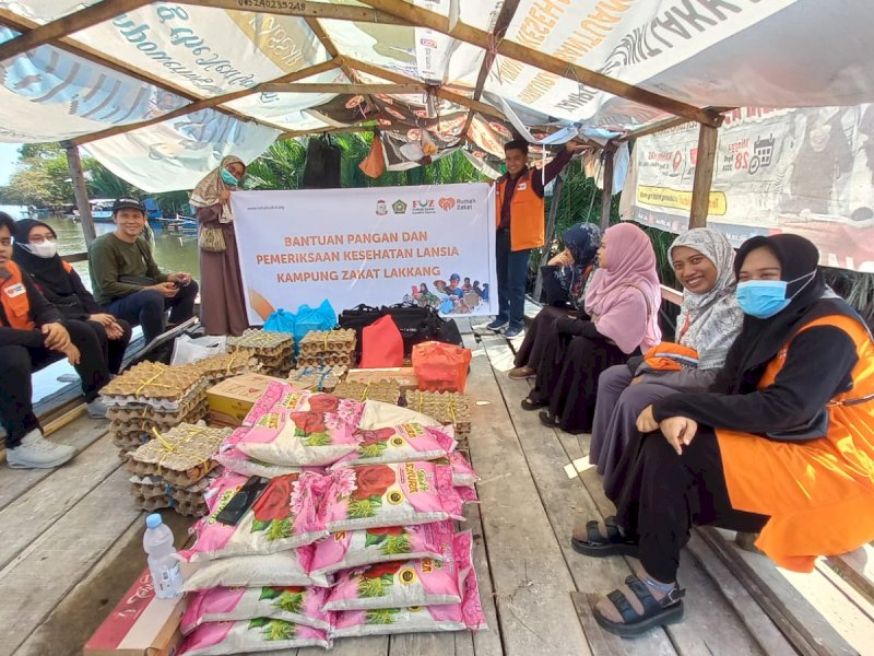 Rumah Zakat Gelar Pemeriksaan Kesehatan dan Bantuan Pangan untuk Lansia di Lakkang