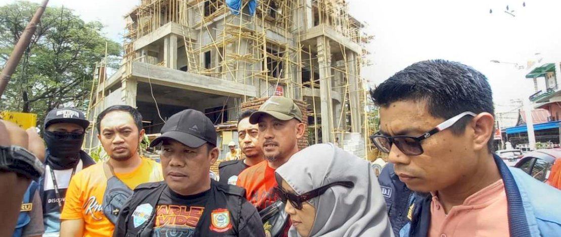 Pemkot Makassar melakukan penyegelan rumah mewah 4 lantai milik Mira Hayati karena tidak mengantongi izin, Jumat, 25 Oktober 2024.
Pemkot Makassar melakukan penyegelan rumah mewah 4 lantai milik Mira Hayati karena tidak mengantongi izin, Jumat, 25 Oktober 2024.