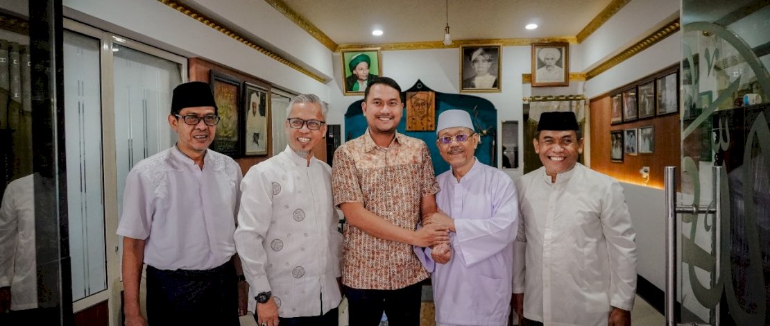 Calon Wali Kota Makassar nomor urut 2, Andi Seto Gadhista Asapa, mengunjungi kediaman Syekh Sayyid Abdul Rahim Assegaf atau yang lebih dikenal sebagai Puang Makka, di Jalan Baji Bicara, Mamajang, Jumat, 25 Oktober 2024.
Calon Wali Kota Makassar nomor urut 2, Andi Seto Gadhista Asapa, mengunjungi kediaman Syekh Sayyid Abdul Rahim Assegaf atau yang lebih dikenal sebagai Puang Makka, di Jalan Baji Bicara, Mamajang, Jumat, 25 Oktober 2024.