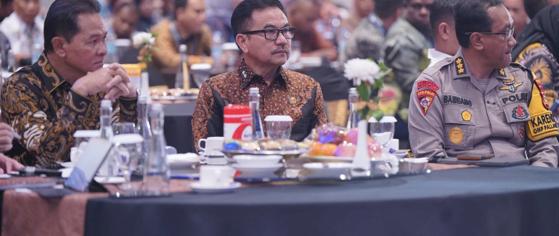 Sekretaris Daerah Provinsi Sulsel, Jufri Rahman, menghadiri pembukaan Rapat Koordinasi Penyelenggara Pemilu Wilayah I, yang digelar Dewan Kehormatan Penyelenggara Pemilu (DKPP) Republik Indonesia, di Hotel Grand Claro, Makassar, Jumat, 25 Oktober 2024.
