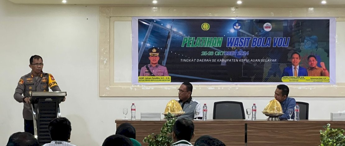 Ketua Persatuan Bola Voli Seluruh Indonesia (PBVSI), AKBP Adnan Pandibu, membuka Pelatihan Pelatih dan Wasit Bola Voli, yang dilaksanakan di Rayhan Square Hotel, Jalan Jend Ahmad Yani Benteng, Jum'at, 25 Oktober 2024. 