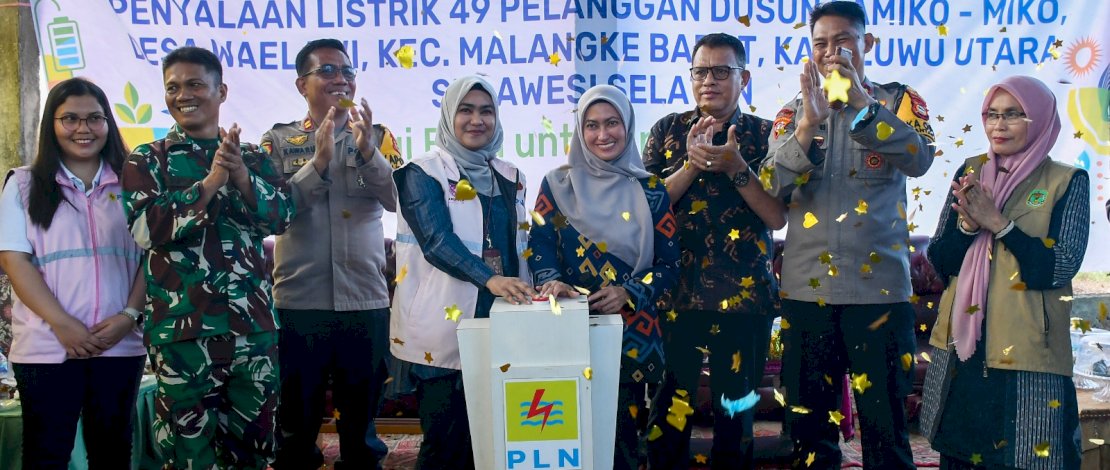 Bupati Luwu Utara Indah Putri Indriani meresmikan listrik desa dengan teknologi SuperSUN di Dusun Lamiko Miko, Desa Waelawi, Kamis, 24 Oktober 2024. Teknologi ini kali pertama diterapkan di Luwu Utara.
Bupati Luwu Utara Indah Putri Indriani meresmikan listrik desa dengan teknologi SuperSUN di Dusun Lamiko Miko, Desa Waelawi, Kamis, 24 Oktober 2024. Teknologi ini kali pertama diterapkan di Luwu Utara.