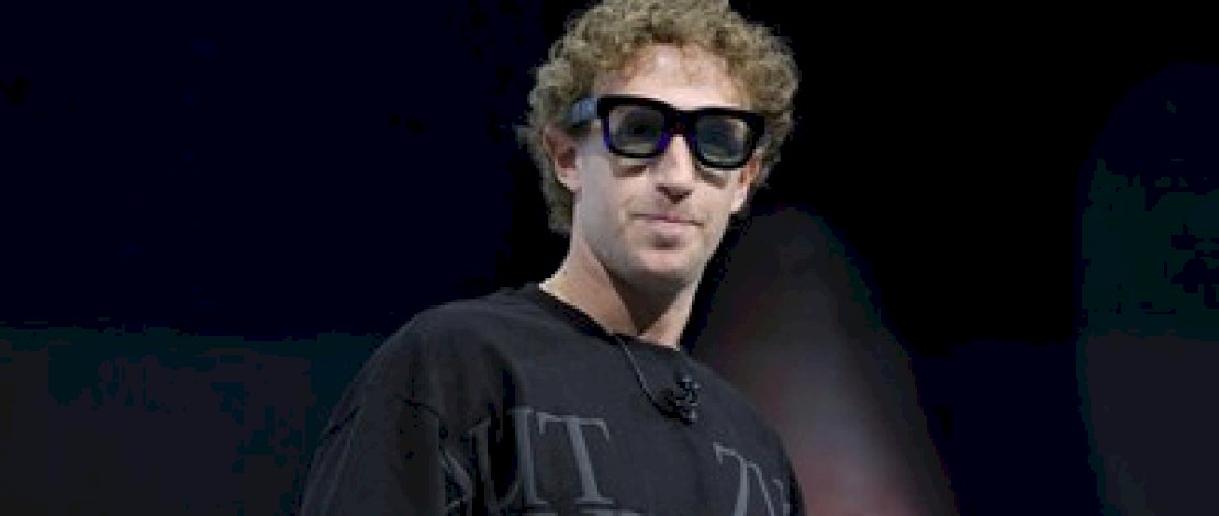 Mark dengan kacamata pintarnya. Mark dengan kacamata pintarnya.