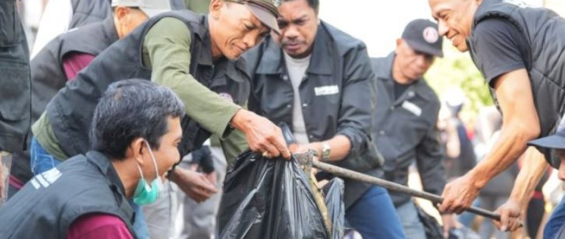 Sambut Adipura, Pj Sekda Makassar dan Bapenda Kerja Bakti Bersama