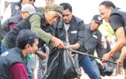 Sambut Adipura, Pj Sekda Makassar dan Bapenda Kerja Bakti Bersama