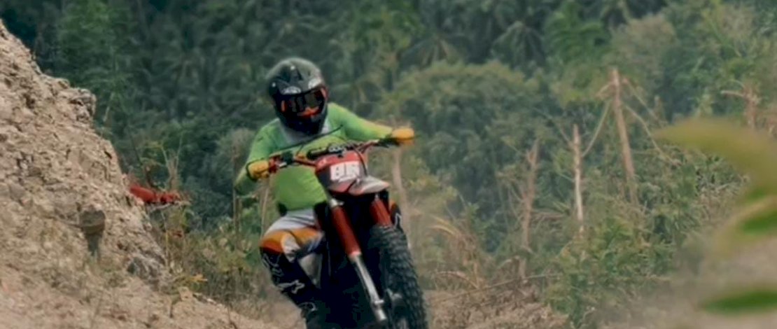 Aksi Kapolres Adnan Pandibu saat mengendarai motor trail.