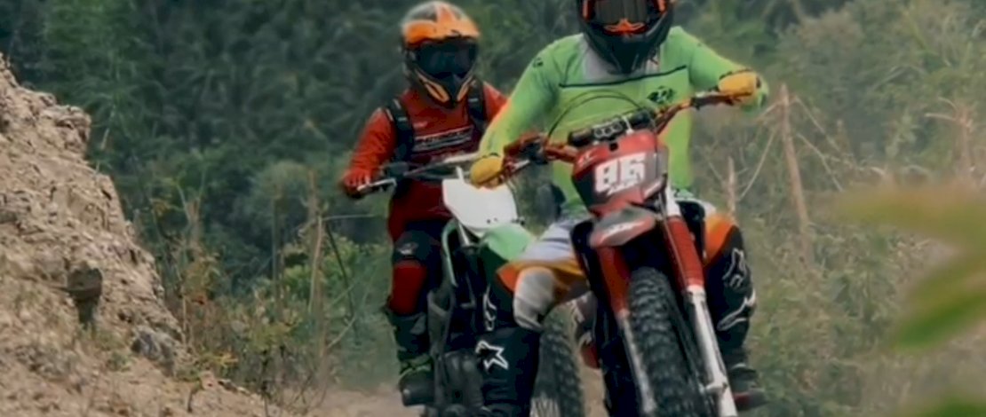 Aksi Kapolres Adnan Pandibu saat mengendarai motor trail.