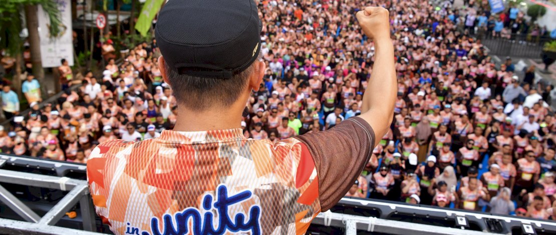 Pj Gubernur Sulsel, Prof Zudan, saat menyemangati ribuan peserta Korpri Run 2024.