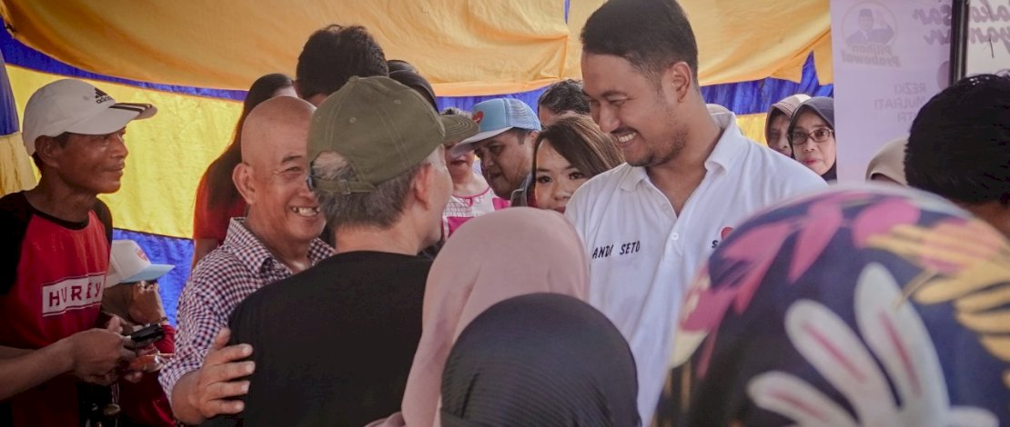 Seto langsung blusukan menemui warga usai debat perdana. Seto langsung blusukan menemui warga usai debat perdana.