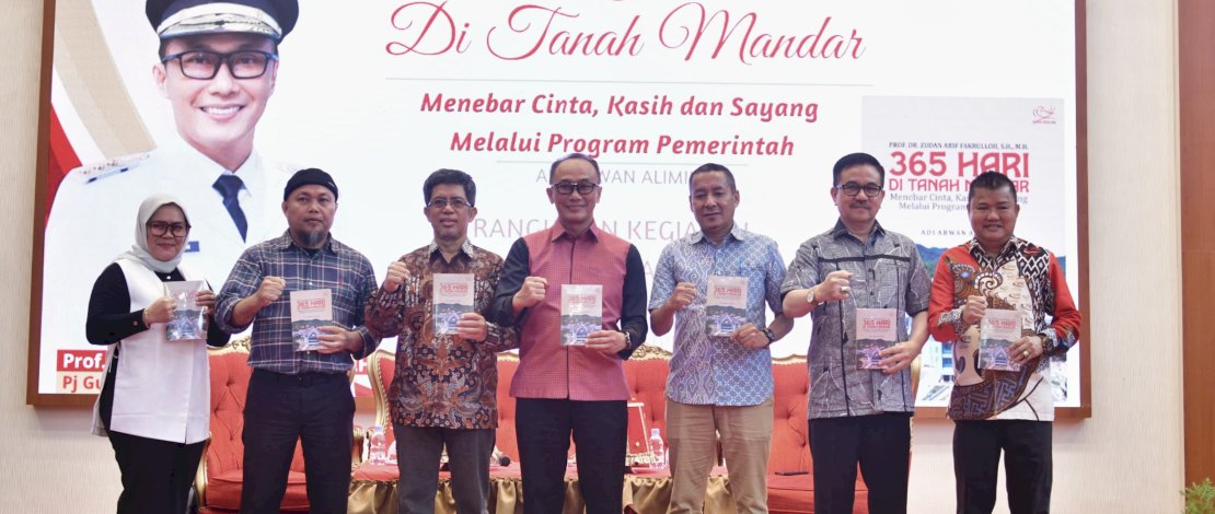 Bedah Buku 365 Hari di Tanah Mandar Menebar Cinta, Kasih dan Sayang Melalui Program Pemerintah yang digelar di Aula Tudang Sipulung, Rumah Jabatan Gubernur Sulsel, Minggu 27 Oktober 2024.