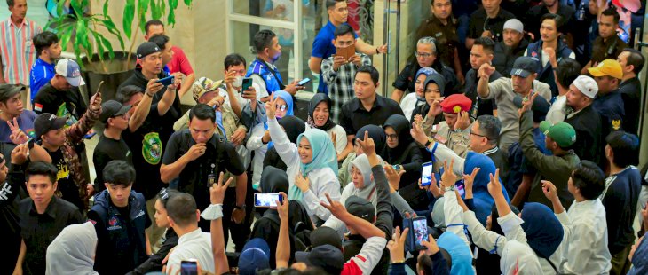 Andalan Hati Tiba di Lokasi Debat, Ribuan Relawan dan Simpatisan Sambut Antusias