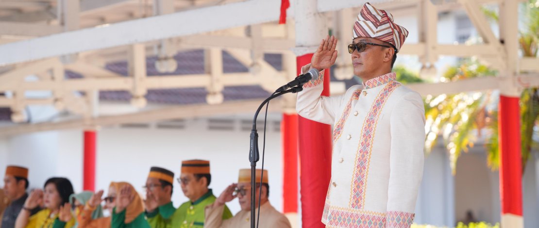 Prof Zudan memimpin upacara Sumpah Pemuda, di Lapangan Upacara Rumah Jabatan Gubernur Sulsel, Senin, 28 Oktober 2024.
Prof Zudan memimpin upacara Sumpah Pemuda, di Lapangan Upacara Rumah Jabatan Gubernur Sulsel, Senin, 28 Oktober 2024.