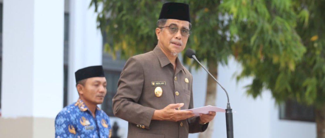 Saiful Arif membacakan sambutan Menteri Pemuda dan Olahraga RI, di Halaman Kantor Bupati Kepulauan Selayar, Senin, 28 Oktober 2024.
Saiful Arif membacakan sambutan Menteri Pemuda dan Olahraga RI, di Halaman Kantor Bupati Kepulauan Selayar, Senin, 28 Oktober 2024.