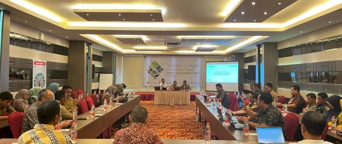 Pelaksana Harian (Plh) Kepala Dinas Komunikasi, Informatika, Statistik, dan Persandian (Diskominfo SP) Sulsel, Sultan Rakib, menjadi narasumber di hari pertama Training of Trainer (ToT) Pelatihan Peningkatan Kapasitas Aparatur Desa (PKAD), yang diselenggarakan Direktorat Jenderal Bina Pemerintahan Desa, di W Three Premier Hotel, Makassar, 28 Oktober - 1 November 2024.
Pelaksana Harian (Plh) Kepala Dinas Komunikasi, Informatika, Statistik, dan Persandian (Diskominfo SP) Sulsel, Sultan Rakib, menjadi narasumber di hari pertama Training of Trainer (ToT) Pelatihan Peningkatan Kapasitas Aparatur Desa (PKAD), yang diselenggarakan Direktorat Jenderal Bina Pemerintahan Desa, di W Three Premier Hotel, Makassar, 28 Oktober - 1 November 2024.